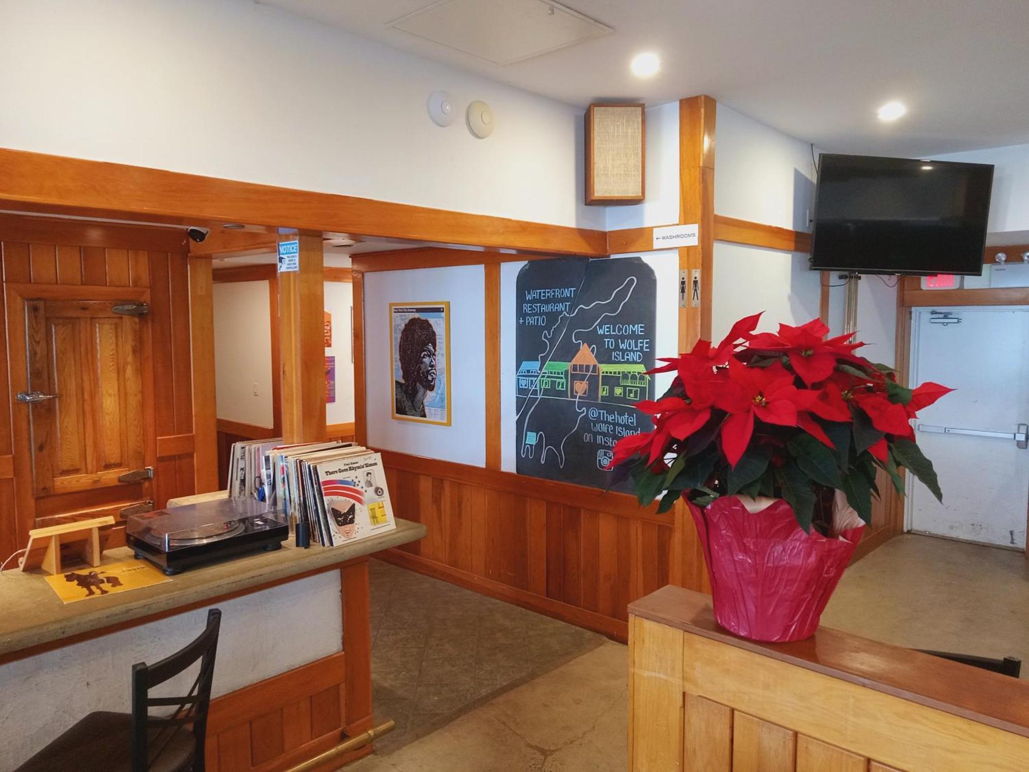 Hotel Wolfe Island Marysville Exterior foto